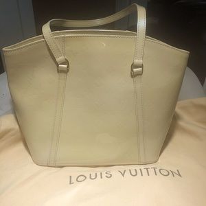 auth. Louis Vuitton cream Avalon vernis MM